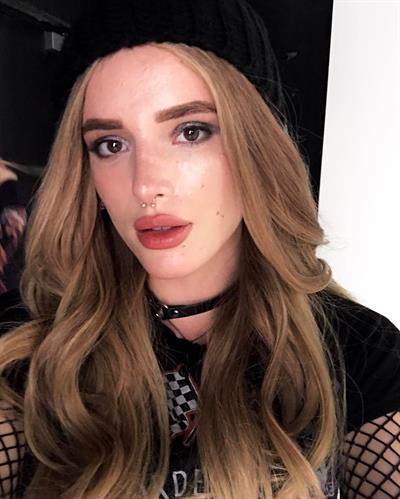 Bella Thorne taking a selfie