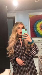 Bella Thorne taking a selfie