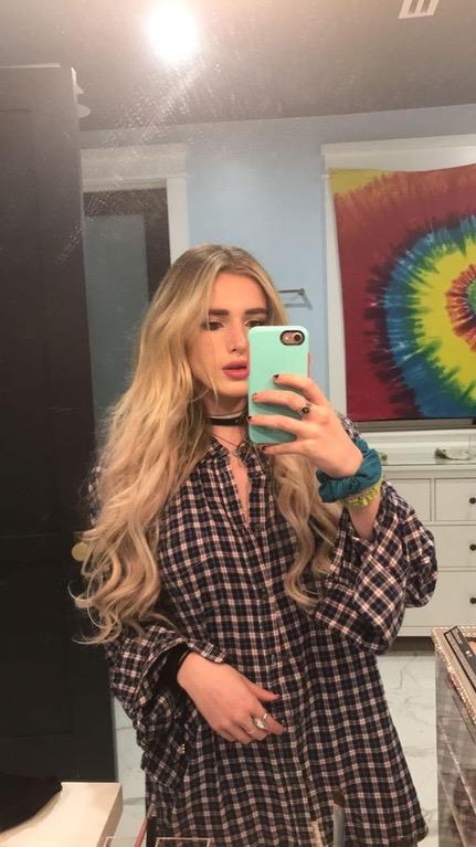 Bella Thorne taking a selfie