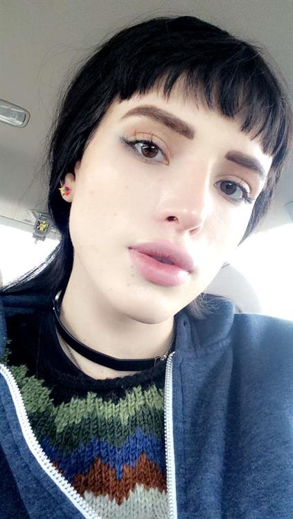 Bella Thorne taking a selfie