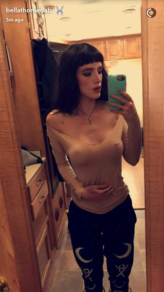 Bella Thorne taking a selfie