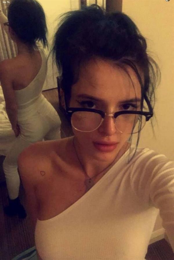 Bella Thorne taking a selfie