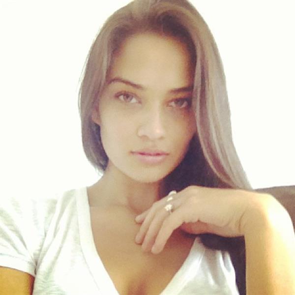 Shanina Shaik taking a selfie