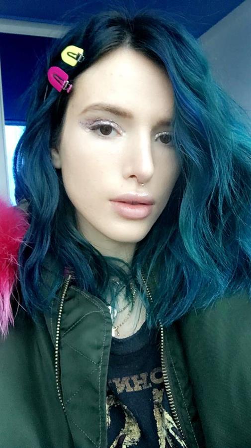 Bella Thorne taking a selfie