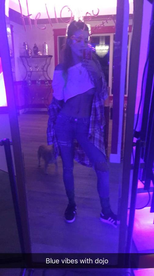 Bella Thorne taking a selfie