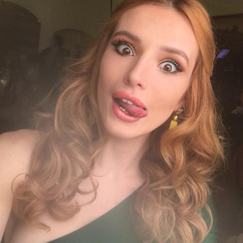 Bella Thorne taking a selfie