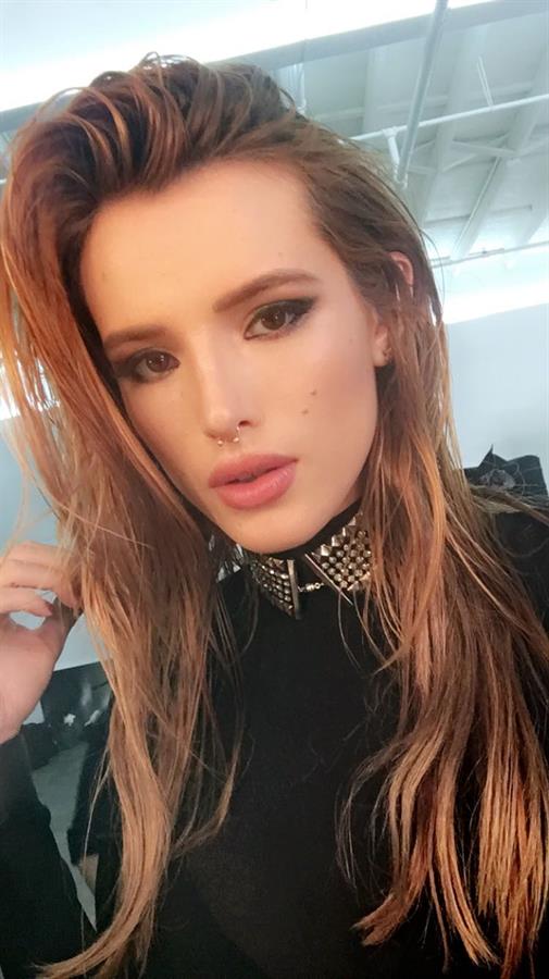 Bella Thorne taking a selfie