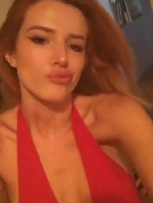 Bella Thorne taking a selfie