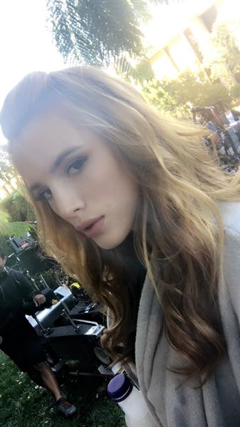 Bella Thorne taking a selfie