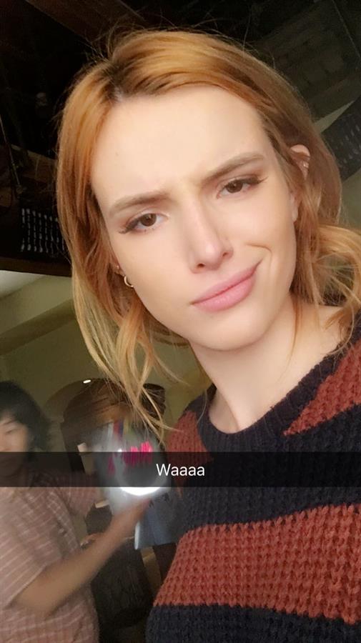 Bella Thorne taking a selfie