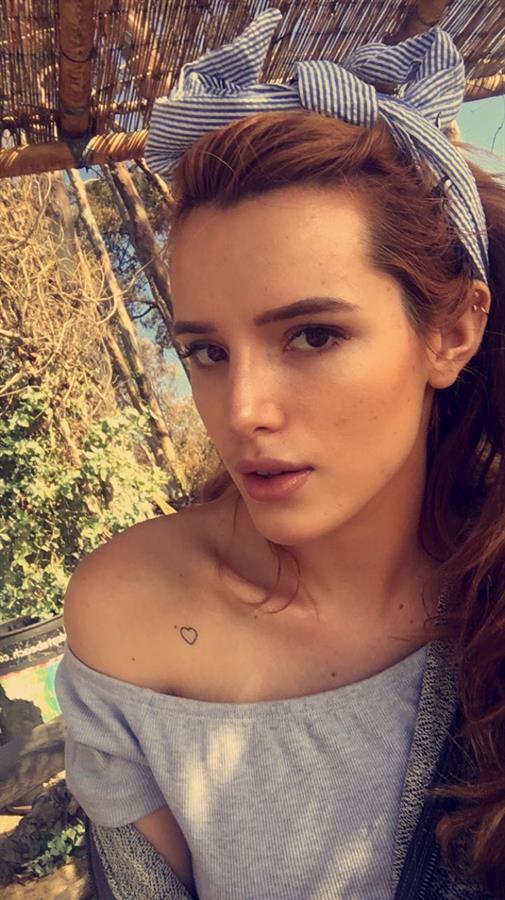 Bella Thorne taking a selfie