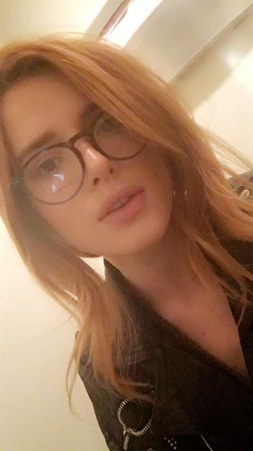 Bella Thorne taking a selfie