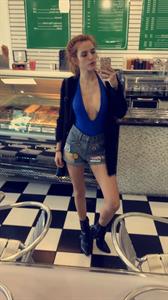 Bella Thorne taking a selfie