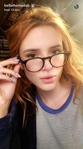 Bella Thorne taking a selfie