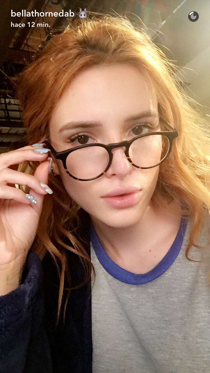 Bella Thorne taking a selfie