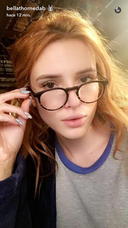 Bella Thorne taking a selfie