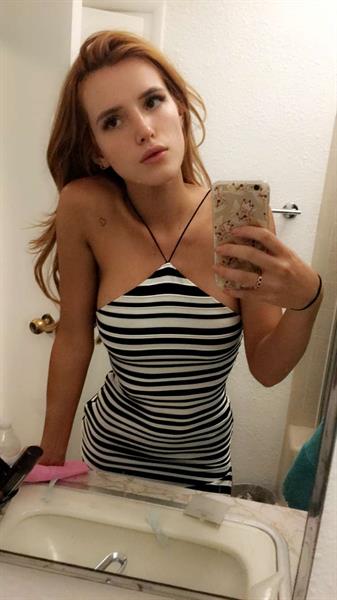 Bella Thorne taking a selfie