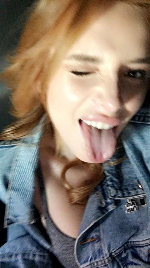 Bella Thorne taking a selfie