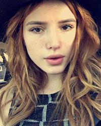Bella Thorne taking a selfie