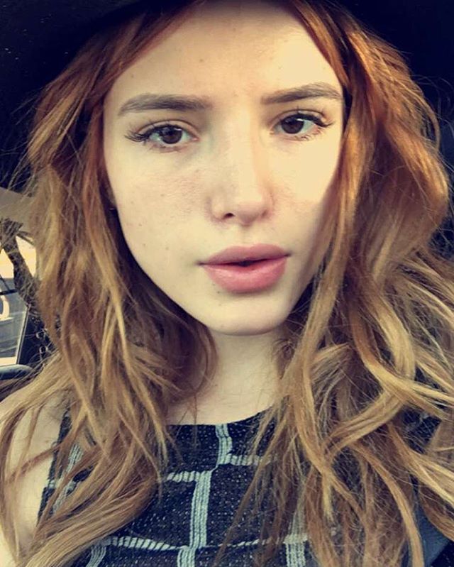 Bella Thorne taking a selfie