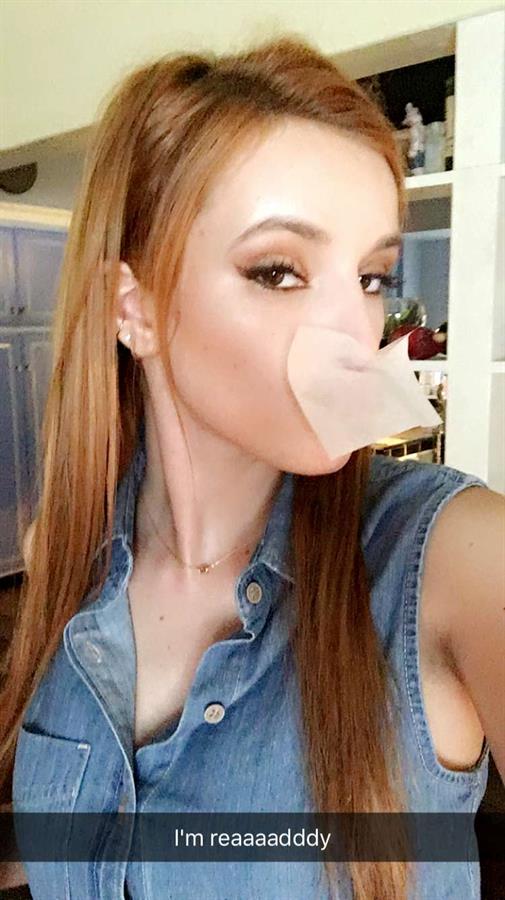 Bella Thorne taking a selfie