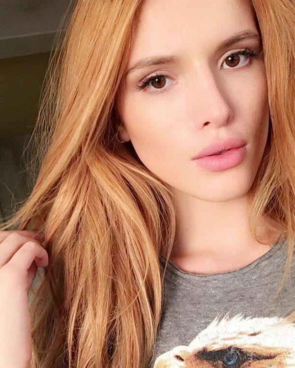 Bella Thorne taking a selfie