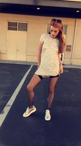 Bella Thorne taking a selfie