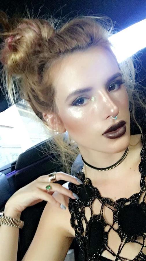 Bella Thorne taking a selfie