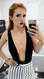 Bella Thorne taking a selfie