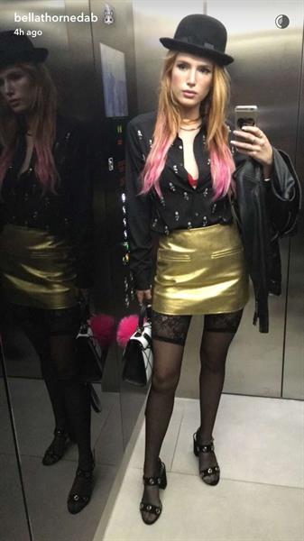 Bella Thorne taking a selfie