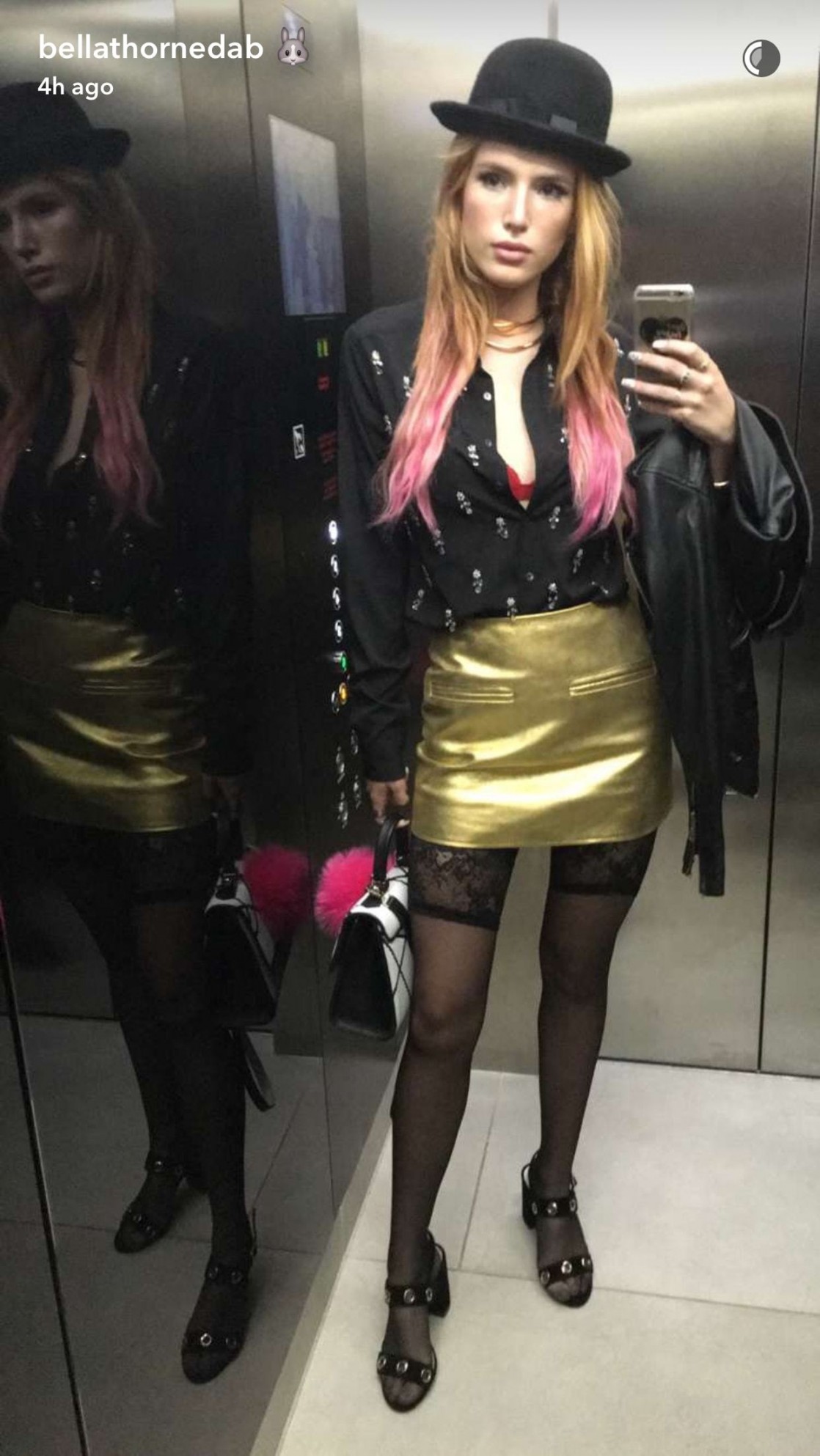 Bella Thorne taking a selfie