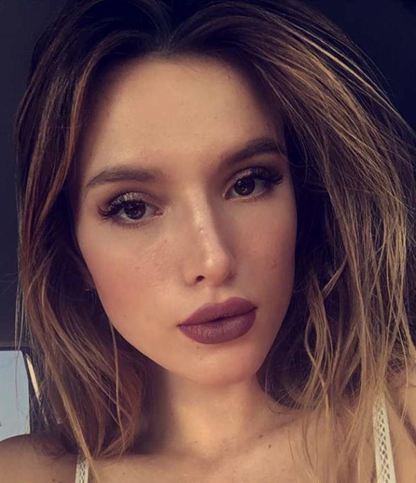 Bella Thorne taking a selfie