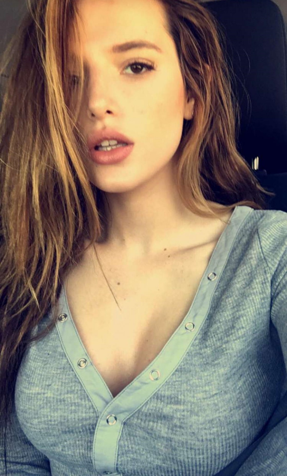 Bella Thorne taking a selfie