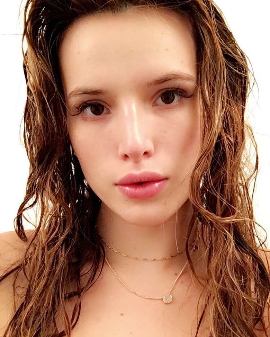 Bella Thorne taking a selfie