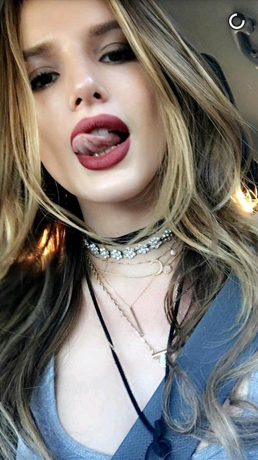 Bella Thorne taking a selfie