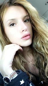 Bella Thorne taking a selfie