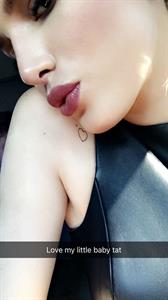 Bella Thorne taking a selfie