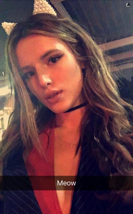 Bella Thorne taking a selfie