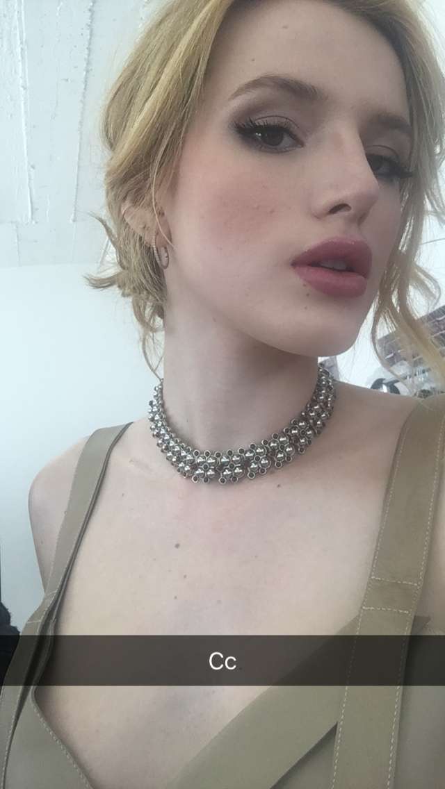 Bella Thorne taking a selfie