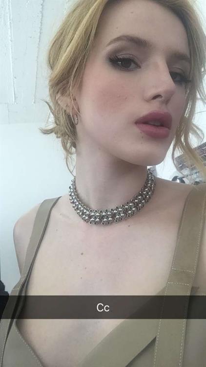 Bella Thorne taking a selfie