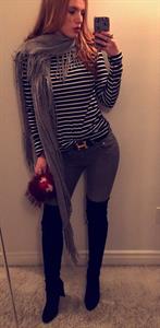 Bella Thorne taking a selfie