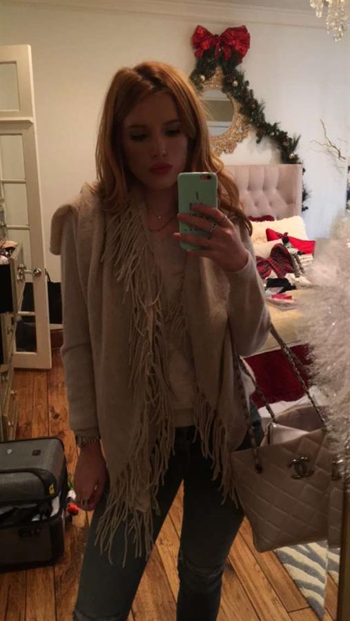 Bella Thorne taking a selfie