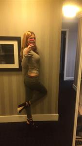 Bella Thorne taking a selfie