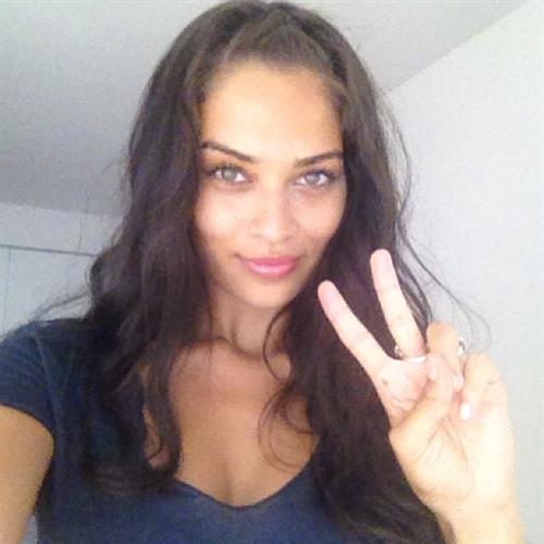 Shanina Shaik taking a selfie
