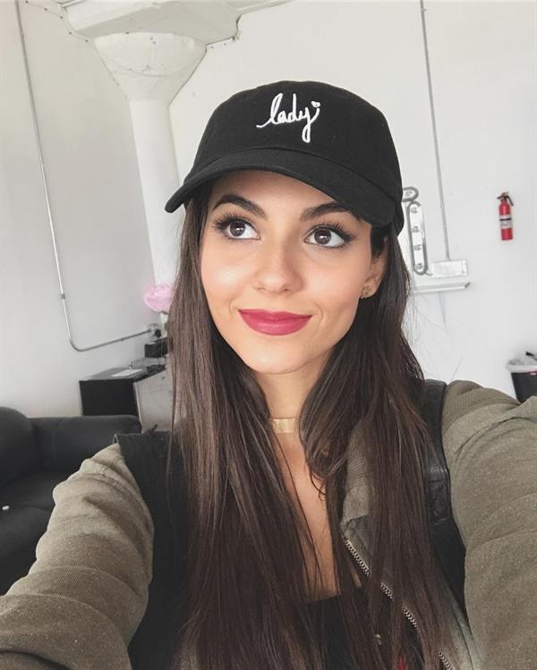 Victoria Justice taking a selfie