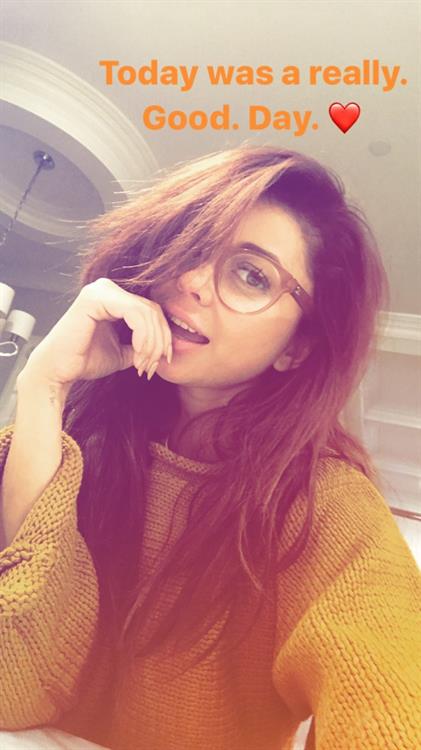 Sarah Hyland taking a selfie