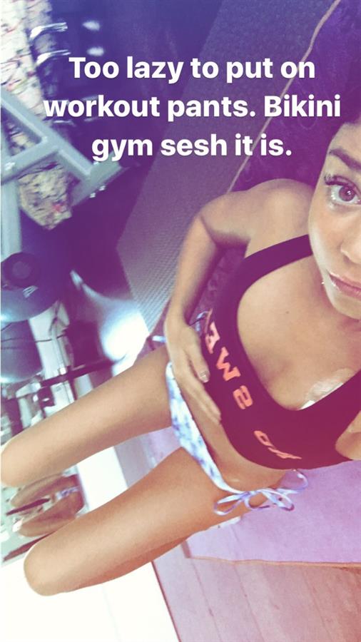 Sarah Hyland taking a selfie