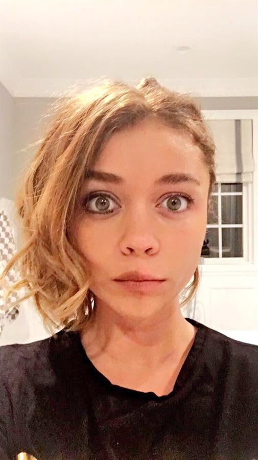 Sarah Hyland taking a selfie