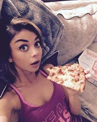 Sarah Hyland taking a selfie
