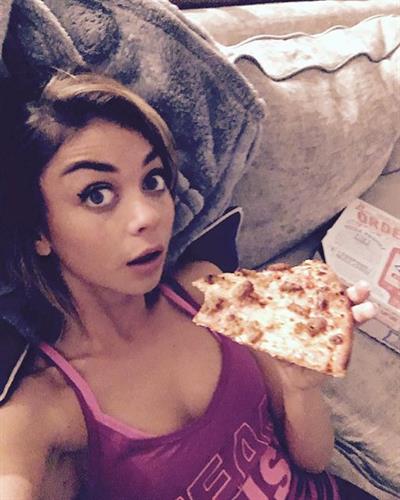 Sarah Hyland taking a selfie